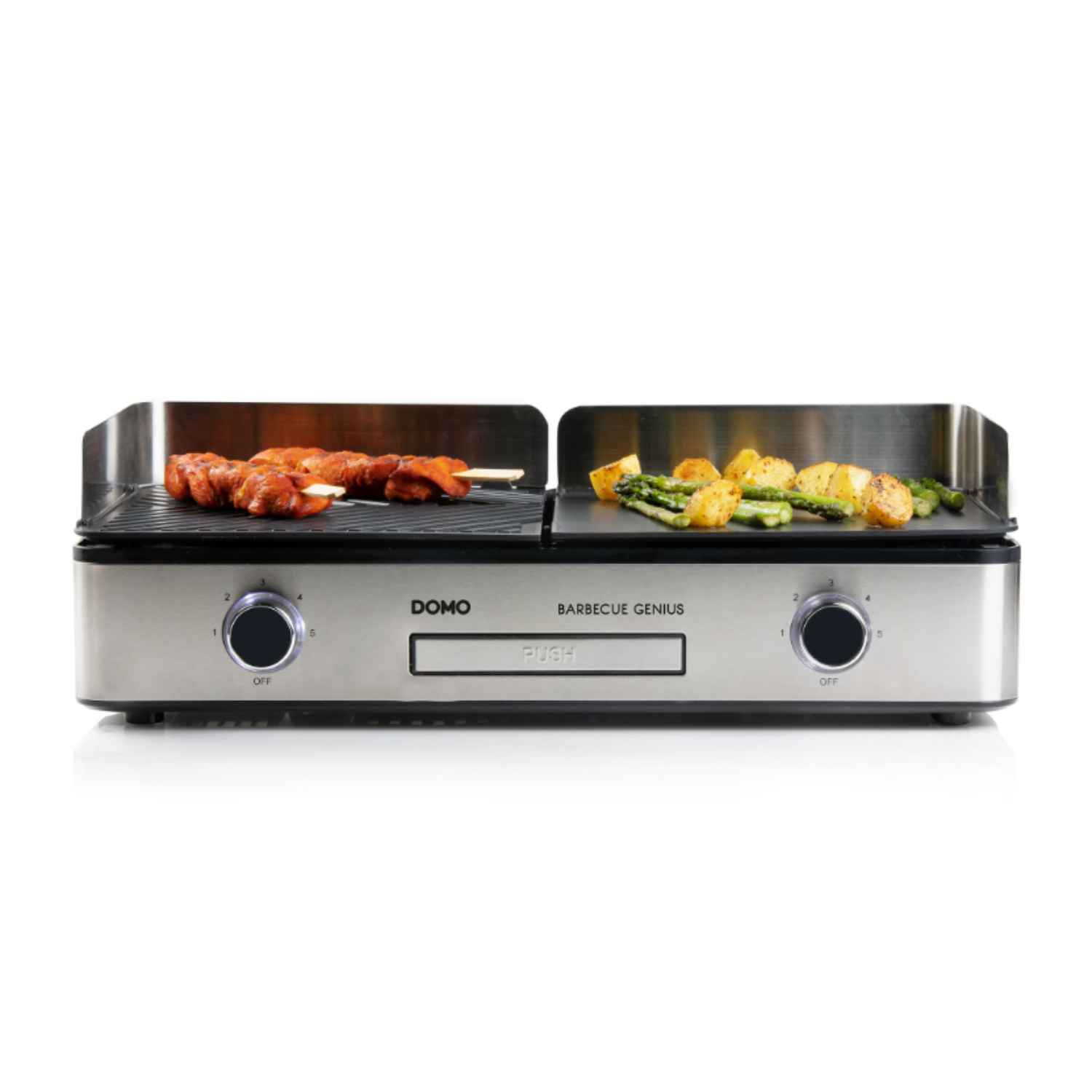 Een roestvrijstalen grill met voedsel, waaronder kebabs en groenten, aan elke kant.