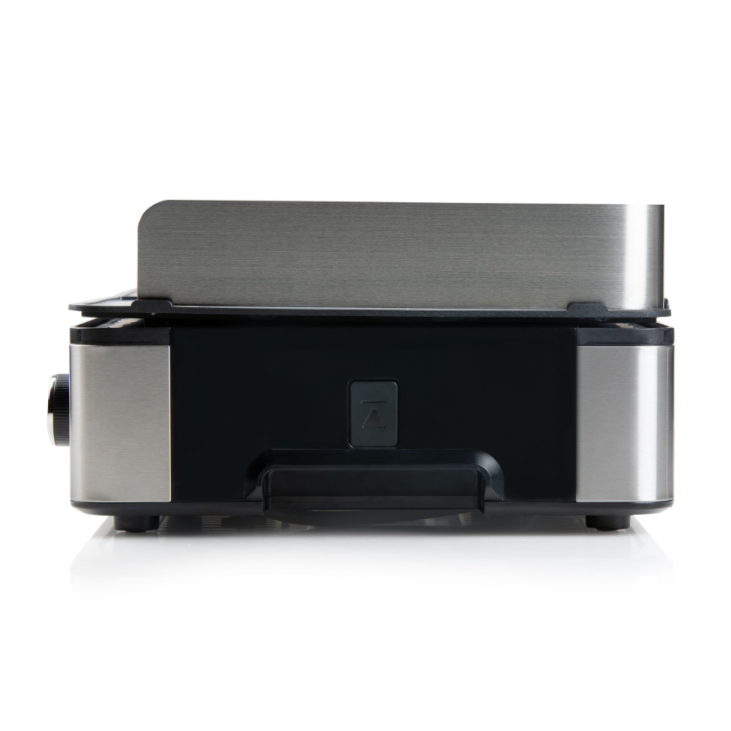 Een zwart en zilverkleurig apparaat, waarschijnlijk audio-apparatuur, met een zilveren topcover.