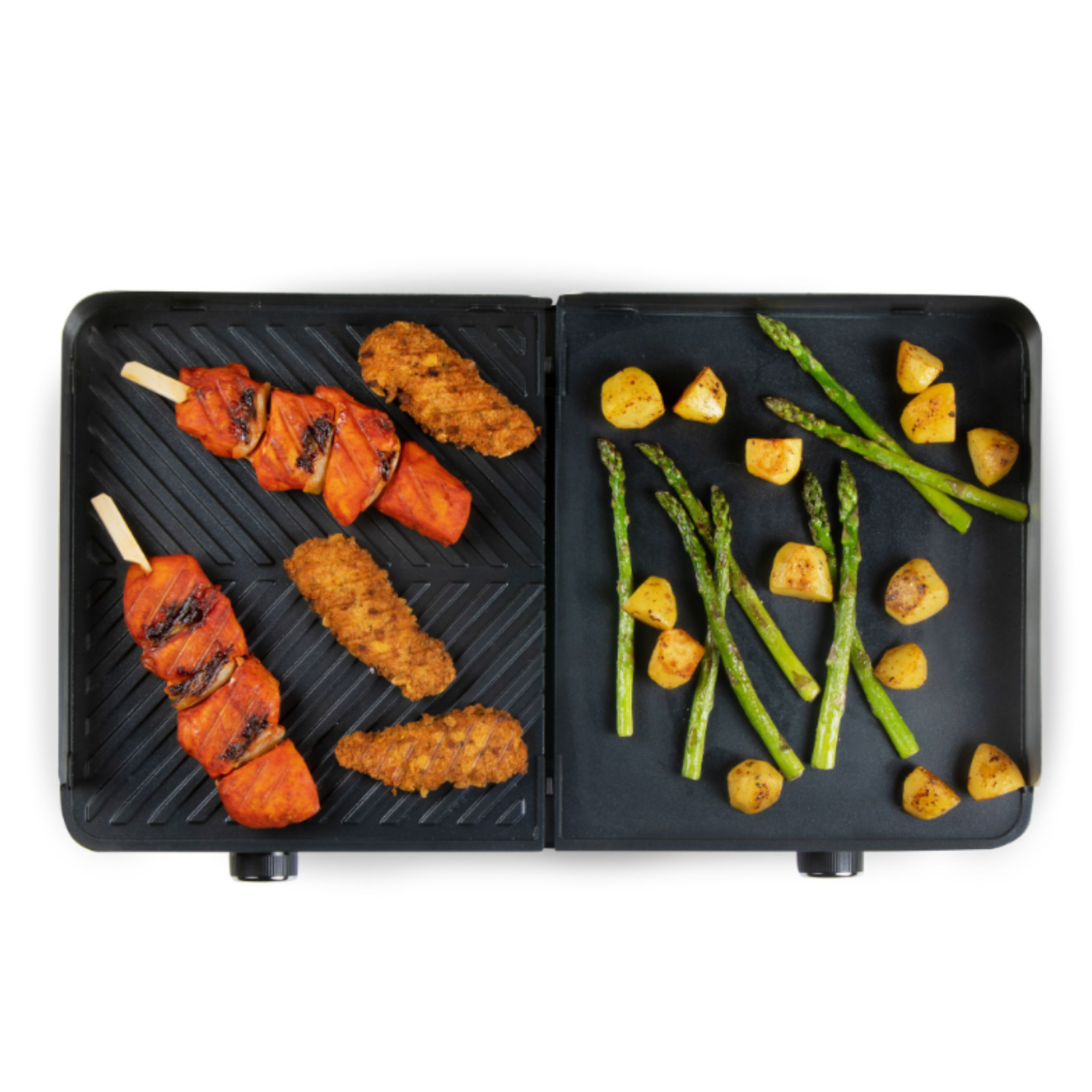 Grill met gegrilde kip, groentespiesjes en groenten. Zwart-witte achtergrond.
