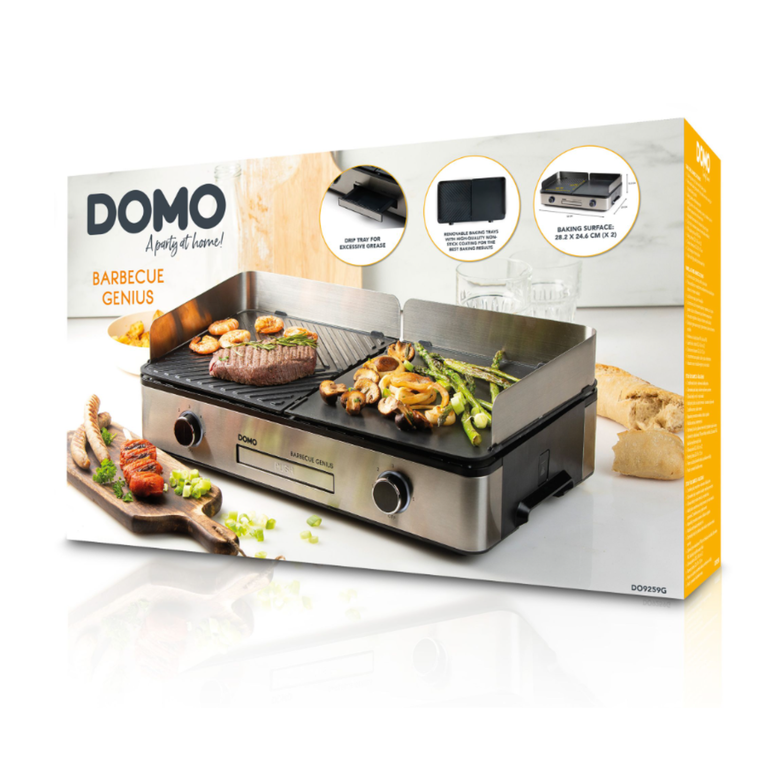 Een barbecuegrill met eten, een biefstuk, gegrilde groenten en brood, op een witte achtergrond.