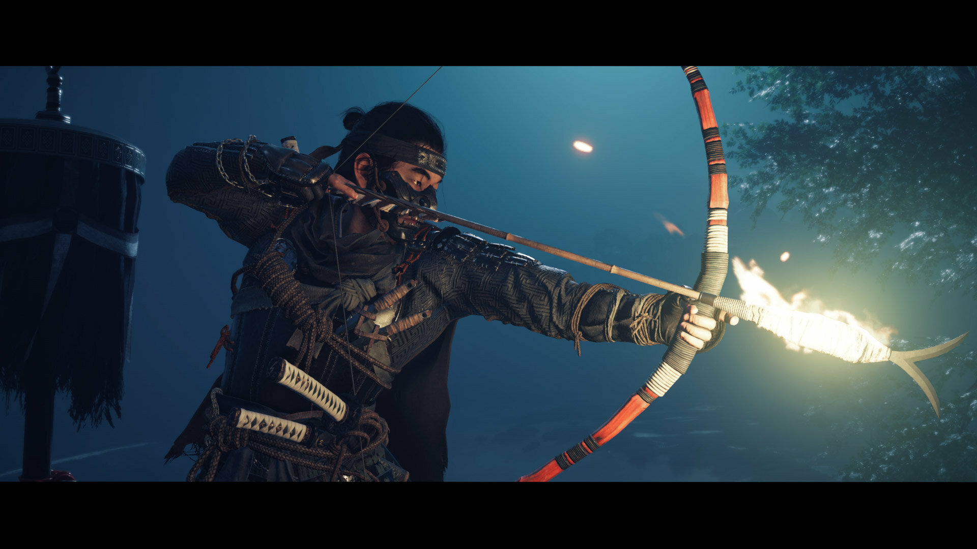 Samurajski łucznik w ciemnym lesie, naciągający płonącą strzałę.