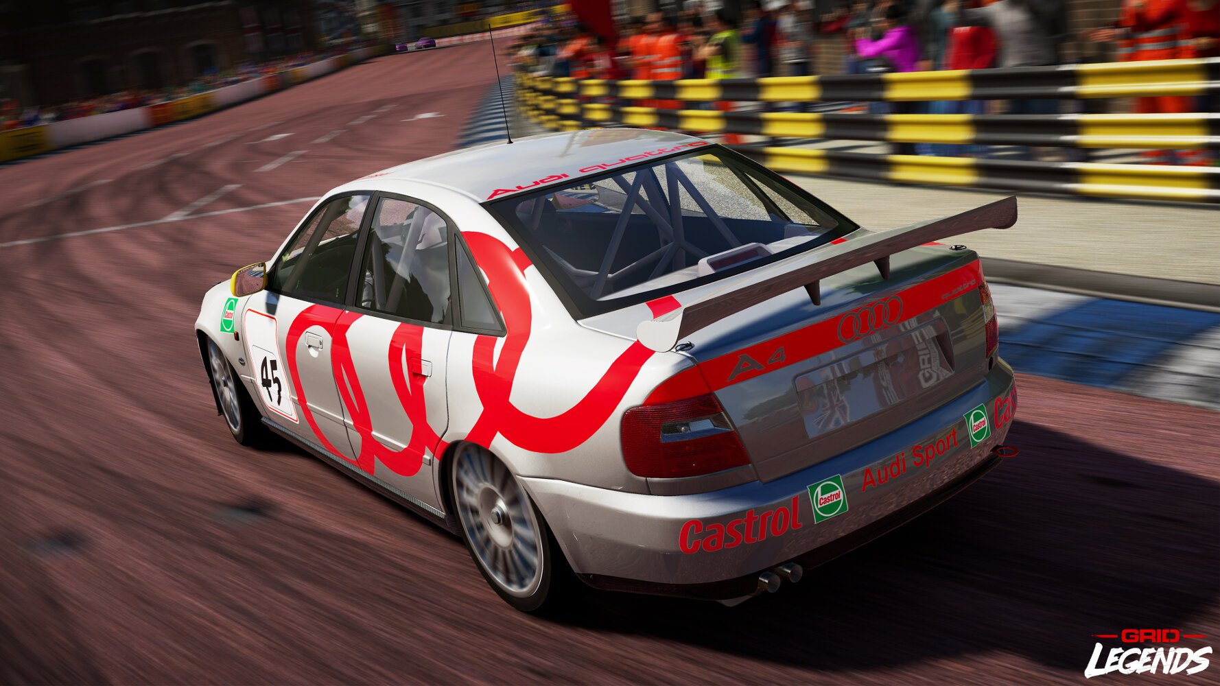 Samochód wyścigowy z numerem 45. Samochód znajduje się na torze.