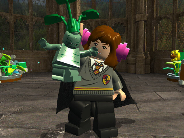 Lego Hermiona Granger trzymająca Lego Mandragorę. Scena z gry Lego Harry Potter.