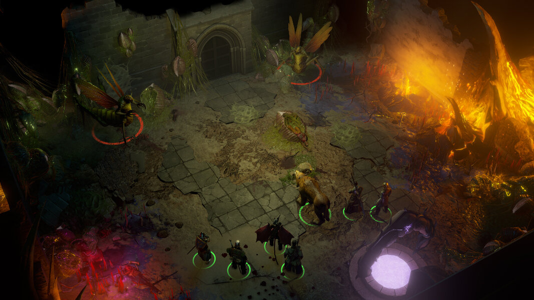 Widok izometryczny sceny z gry z postaciami, potworami i ogniem. Scena wygląda jak loch.