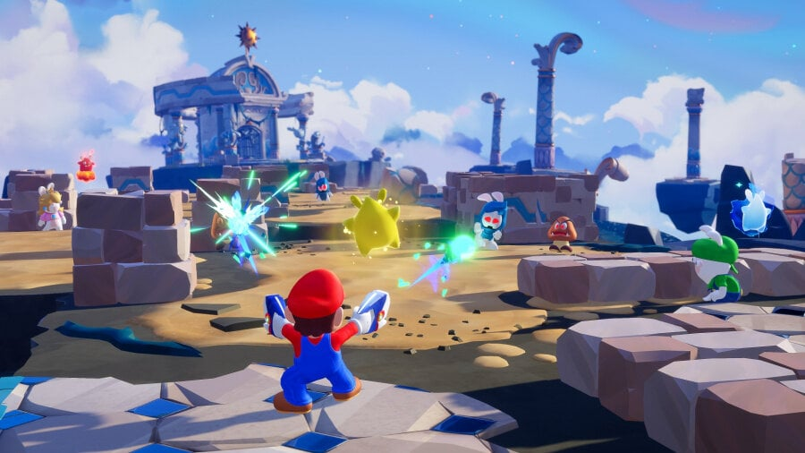 Mario z niebieskimi rękami walczy z wrogami, z niebem i kamiennymi strukturami w tle.