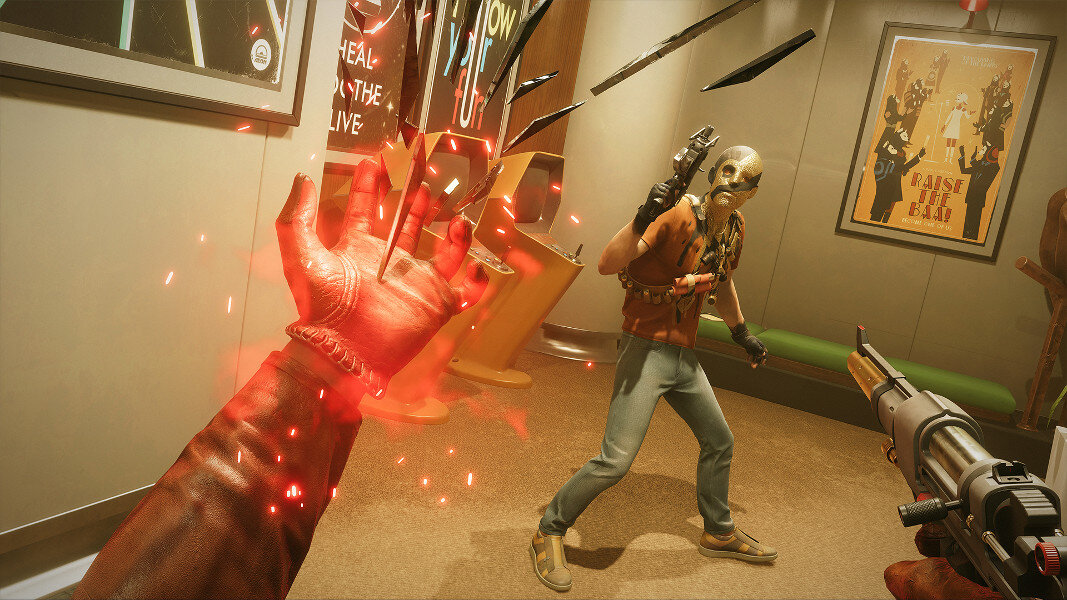 Scena strzelanki z perspektywy pierwszej osoby. Dłoń, mężczyzna z bronią, rozbite szkło.