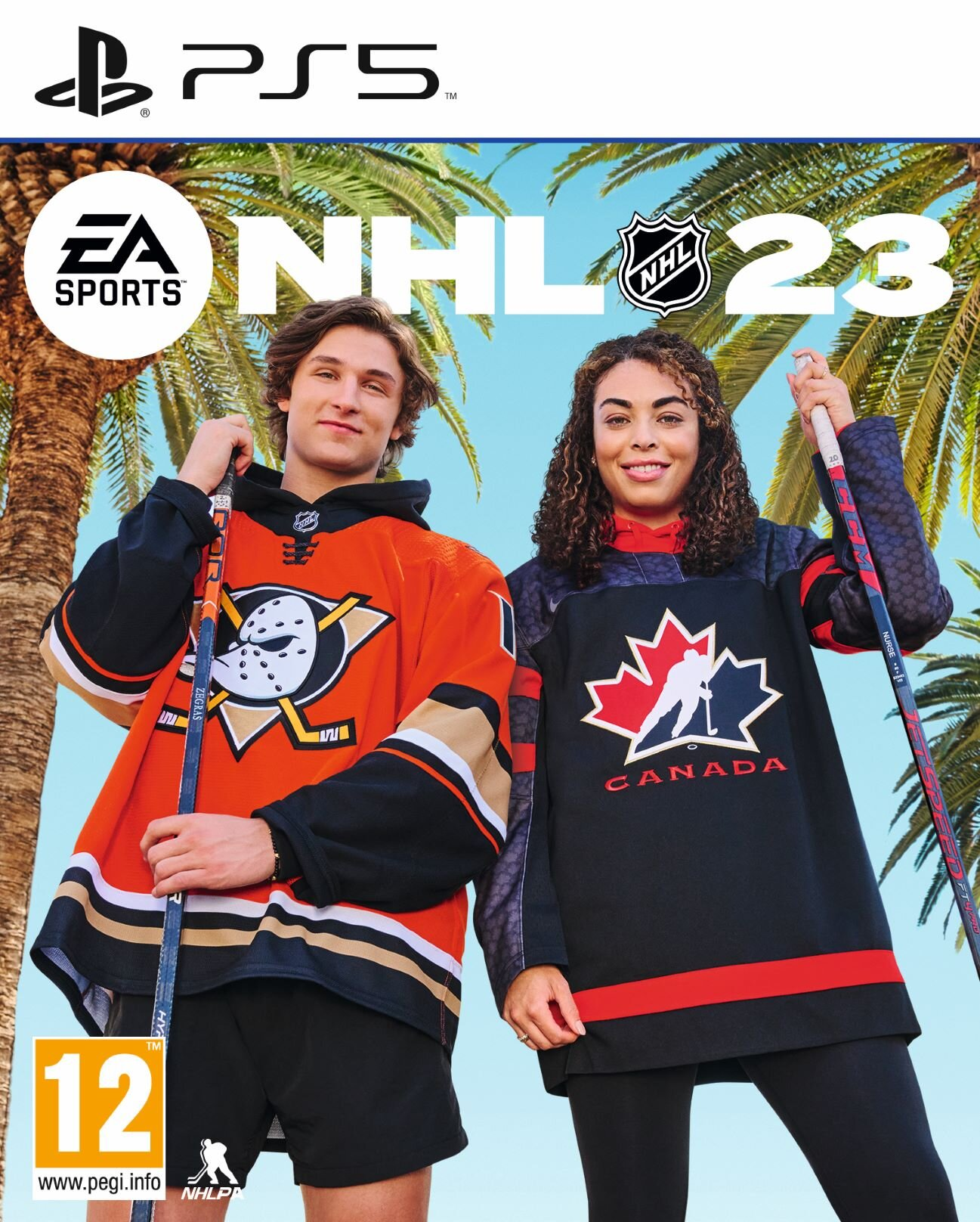 Okładka gry NHL 23. Dwie osoby w koszulkach hokejowych trzymające kije hokejowe.