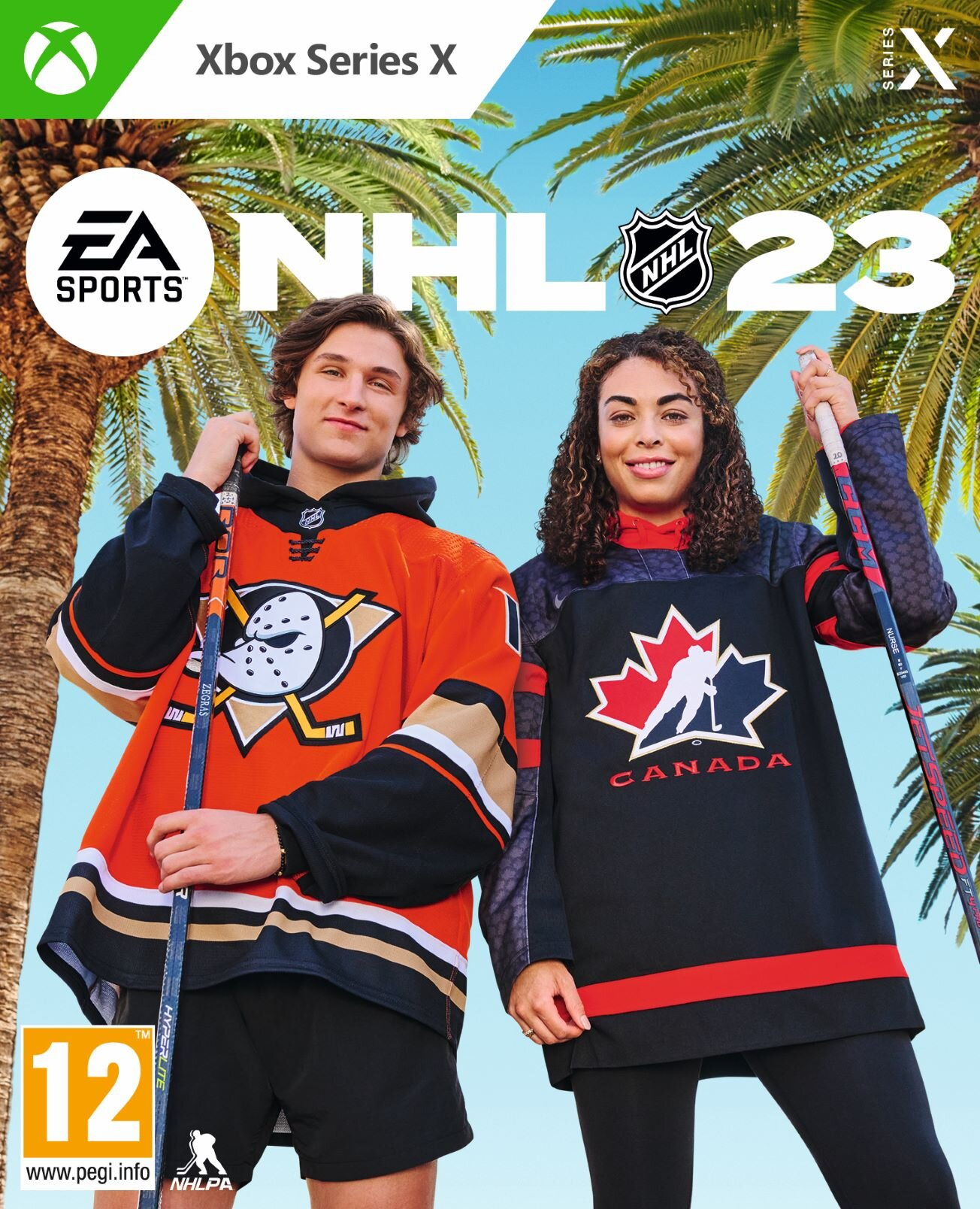 Okładka gry NHL 23. Dwie osoby trzymające kije hokejowe w koszulkach, palmy w tle.