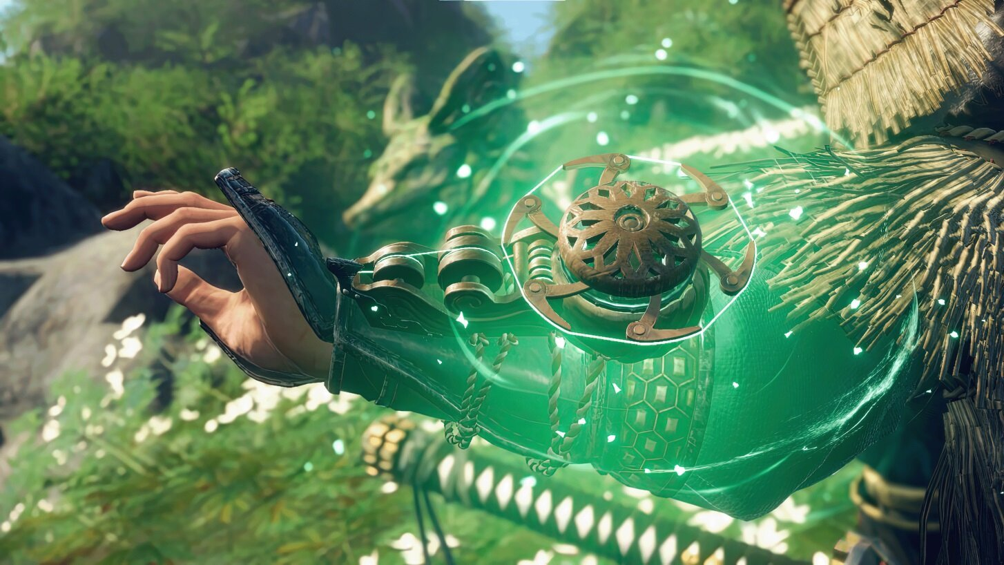 Dłoń osoby trzymająca świecące, okrągłe urządzenie z kwiatowym wzorem.