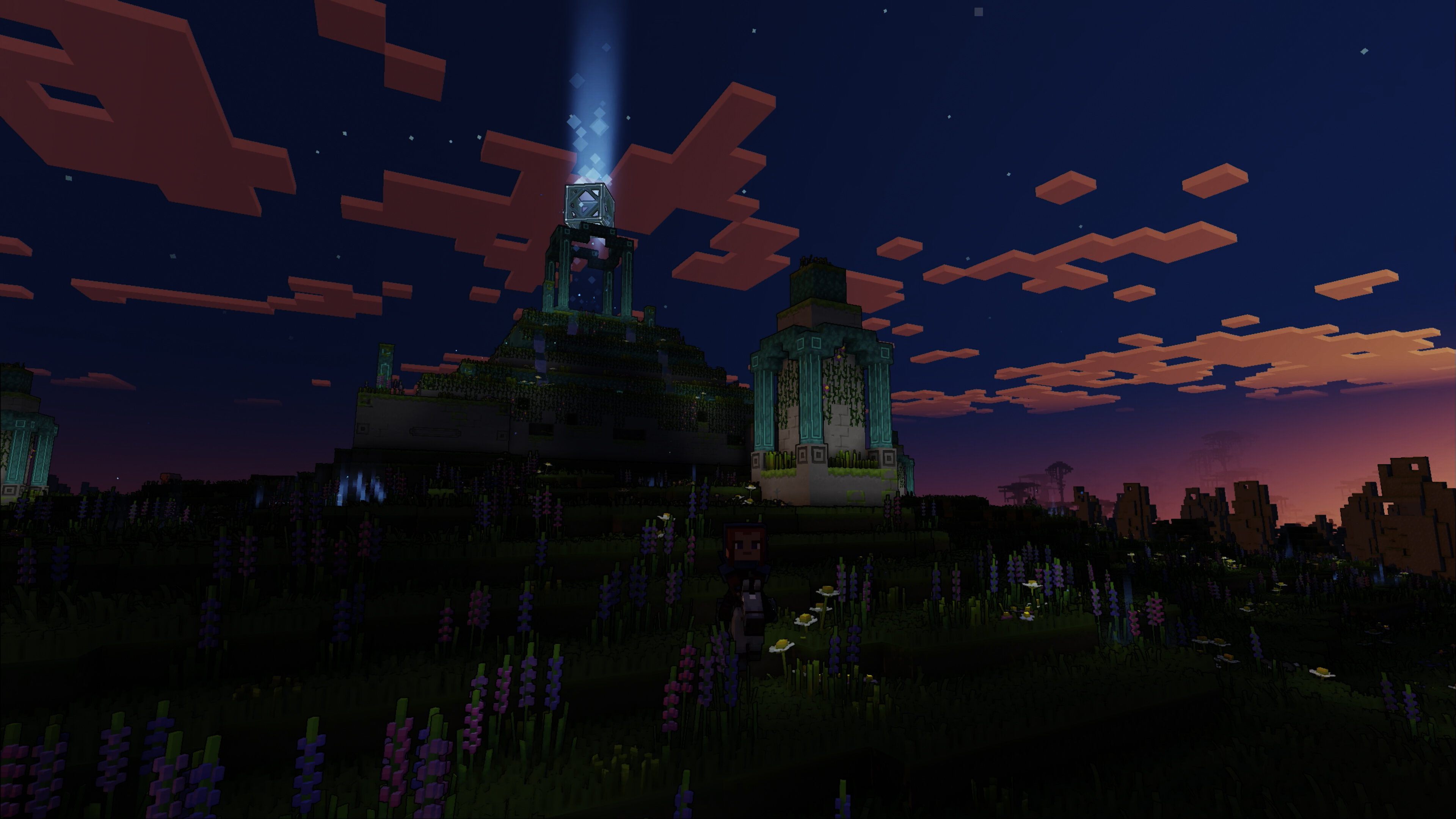 Scena z Minecraft: postać na polu, konstrukcje i niebieska wiązka. Pochmurne niebo.