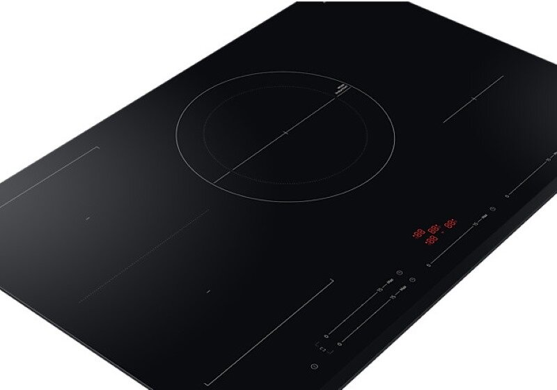 Czarna płyta indukcyjna z okrągłymi strefami gotowania.