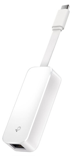 Biały adapter Ethernet TP-Link ze złączem USB-C. Widok pod kątem, białe tło.