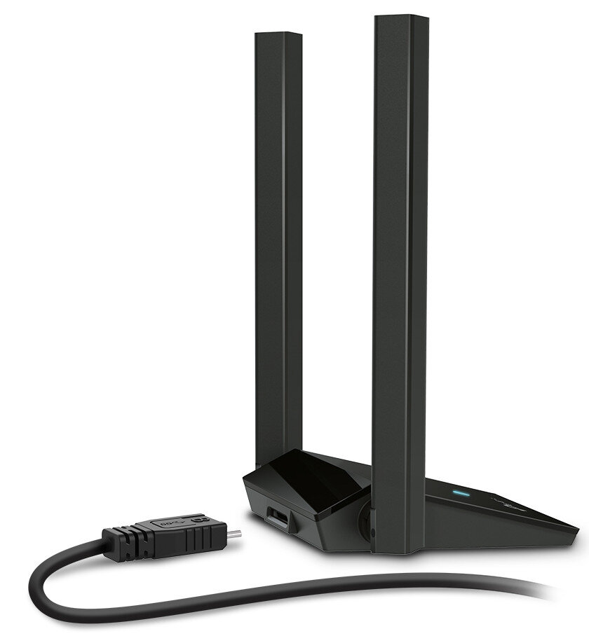 Czarny router z dwiema antenami pionowymi. Czarny kabel z wtyczką z przodu. Białe tło.