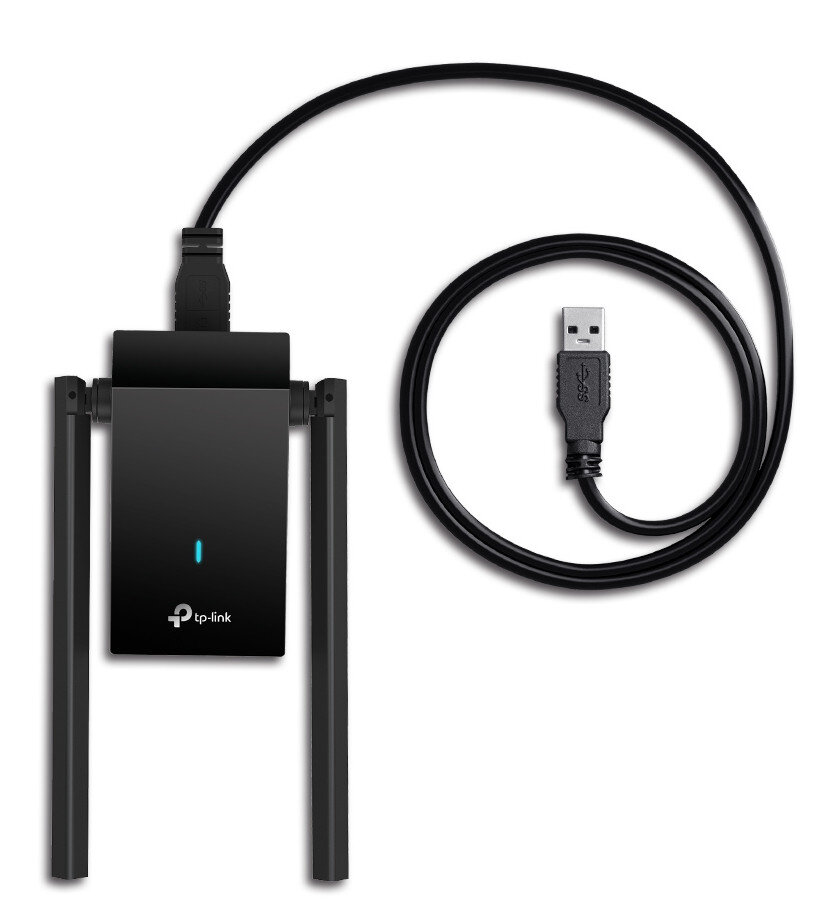 Czarny adapter wifi USB TP-Link z antenami i kablem USB. Tło jest białe.
