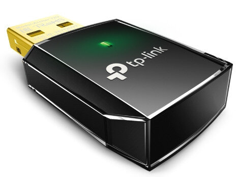 Czarny i złoty adapter USB Wi-Fi TP-Link z zielonym wskaźnikiem zasilania.