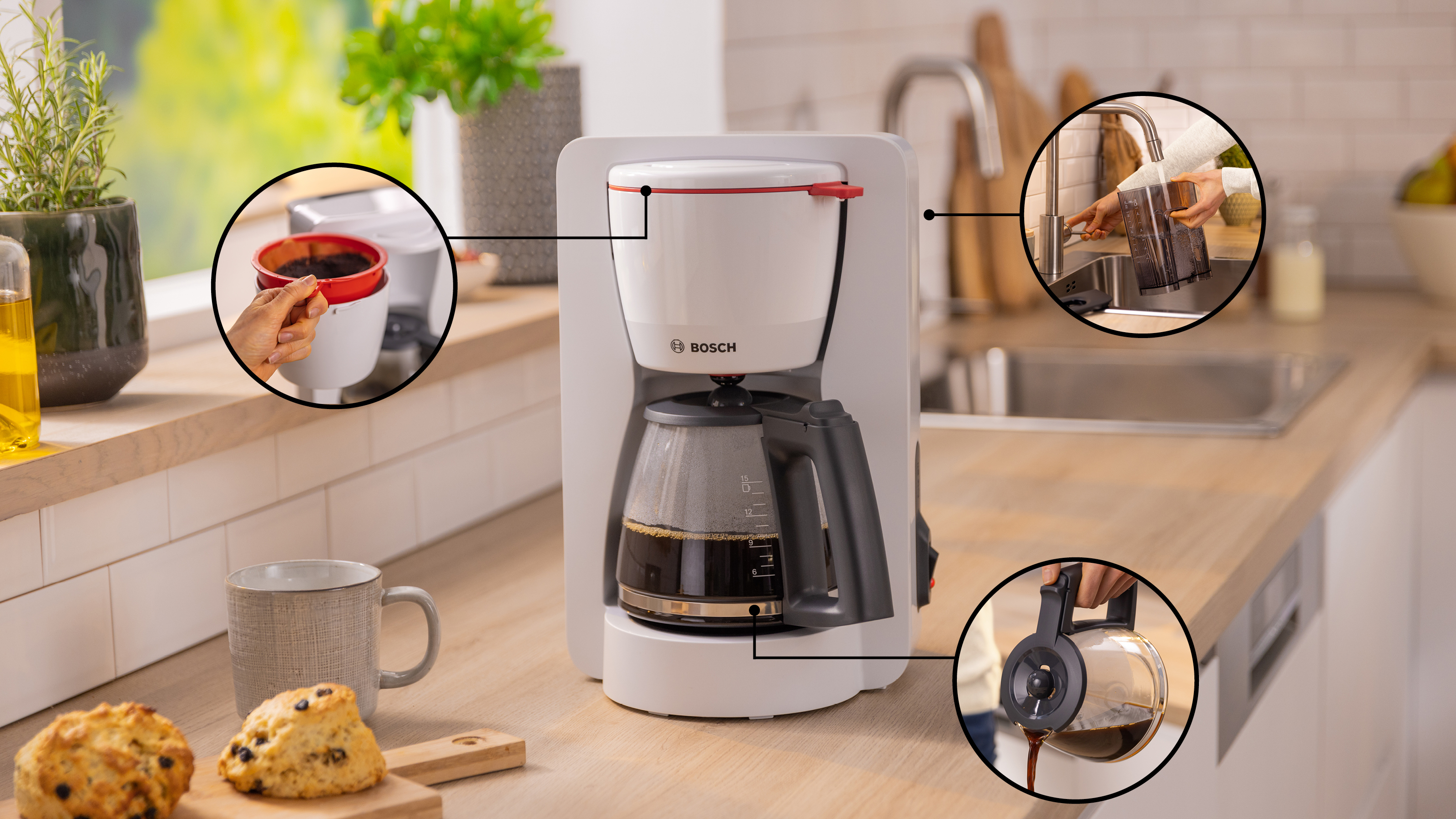 Kaffeemaschine auf einer Holztheke. Kaffee wird zubereitet, gefiltert und eingeschenkt. Kaffeetasse und Scones sind im Vordergrund.