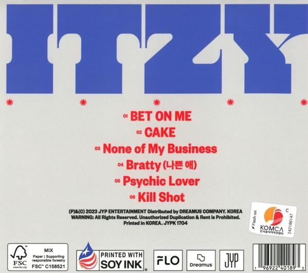 Die Rückseite eines ITZY-Albums mit Songtiteln, Copyright-Informationen und einem Barcode.