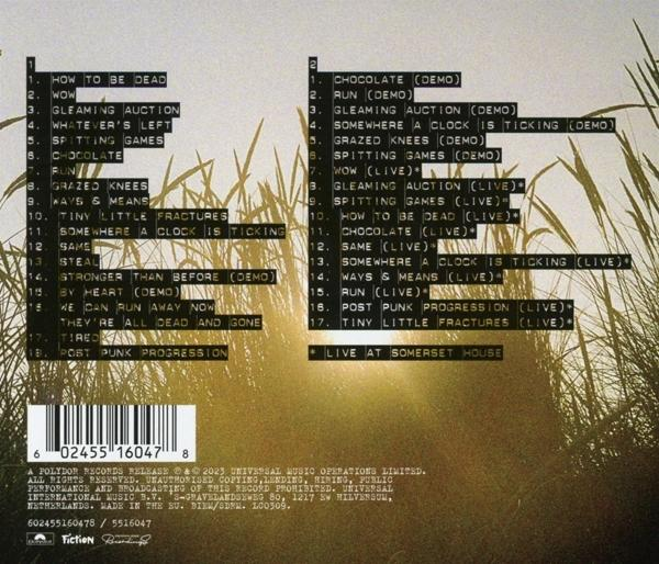 Albumcover mit Tracklist eines Musikalbums. Enthält Text und einen Hintergrund aus Gras.