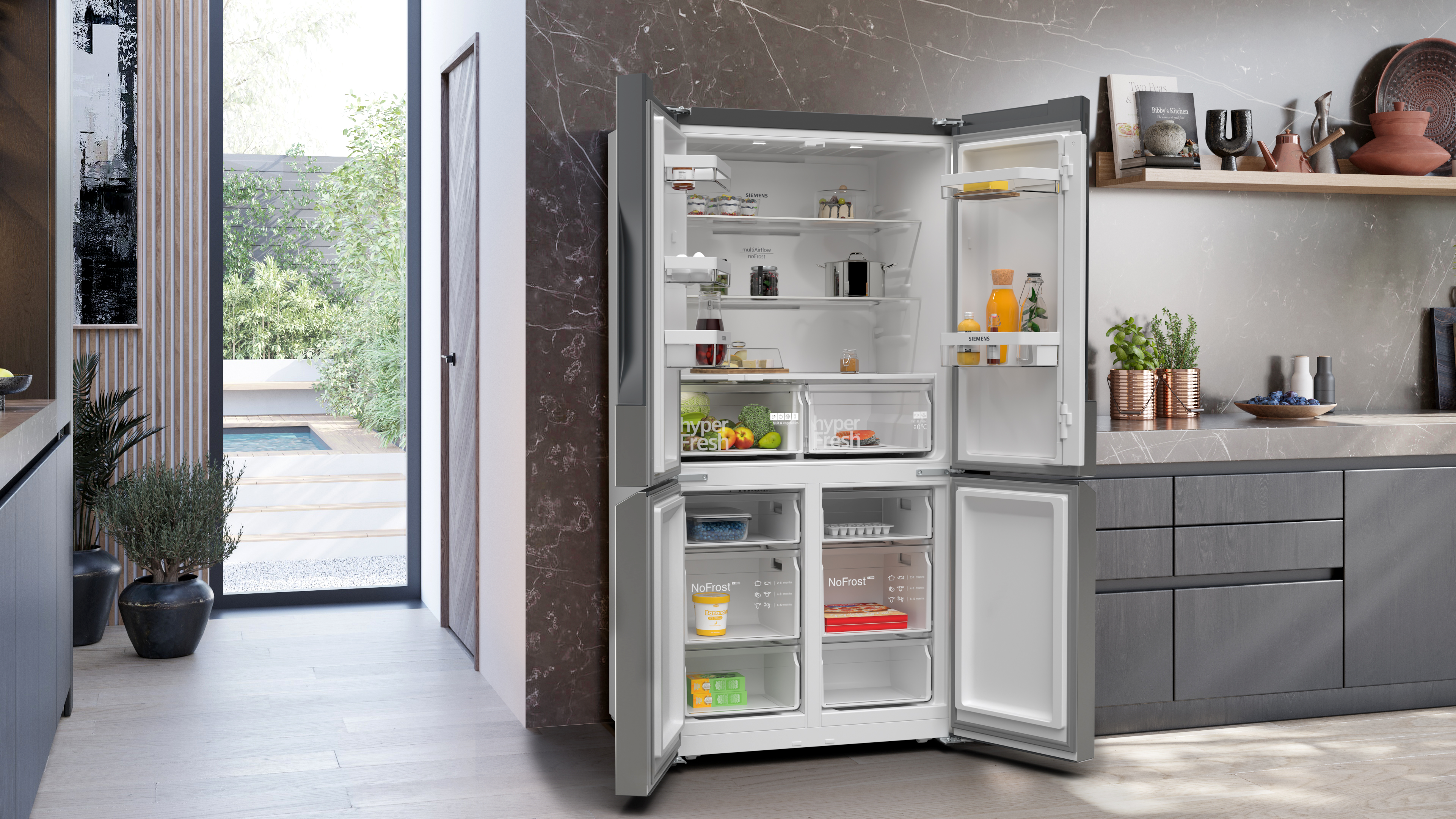 Offener Kühlschrank in moderner Küche. Innen, Essen und Regale sichtbar.