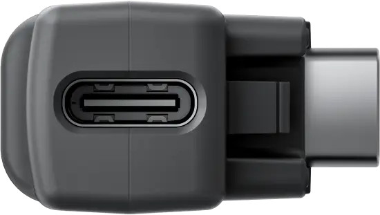 Een zwarte USB-C adapter met een USB-C-poort.