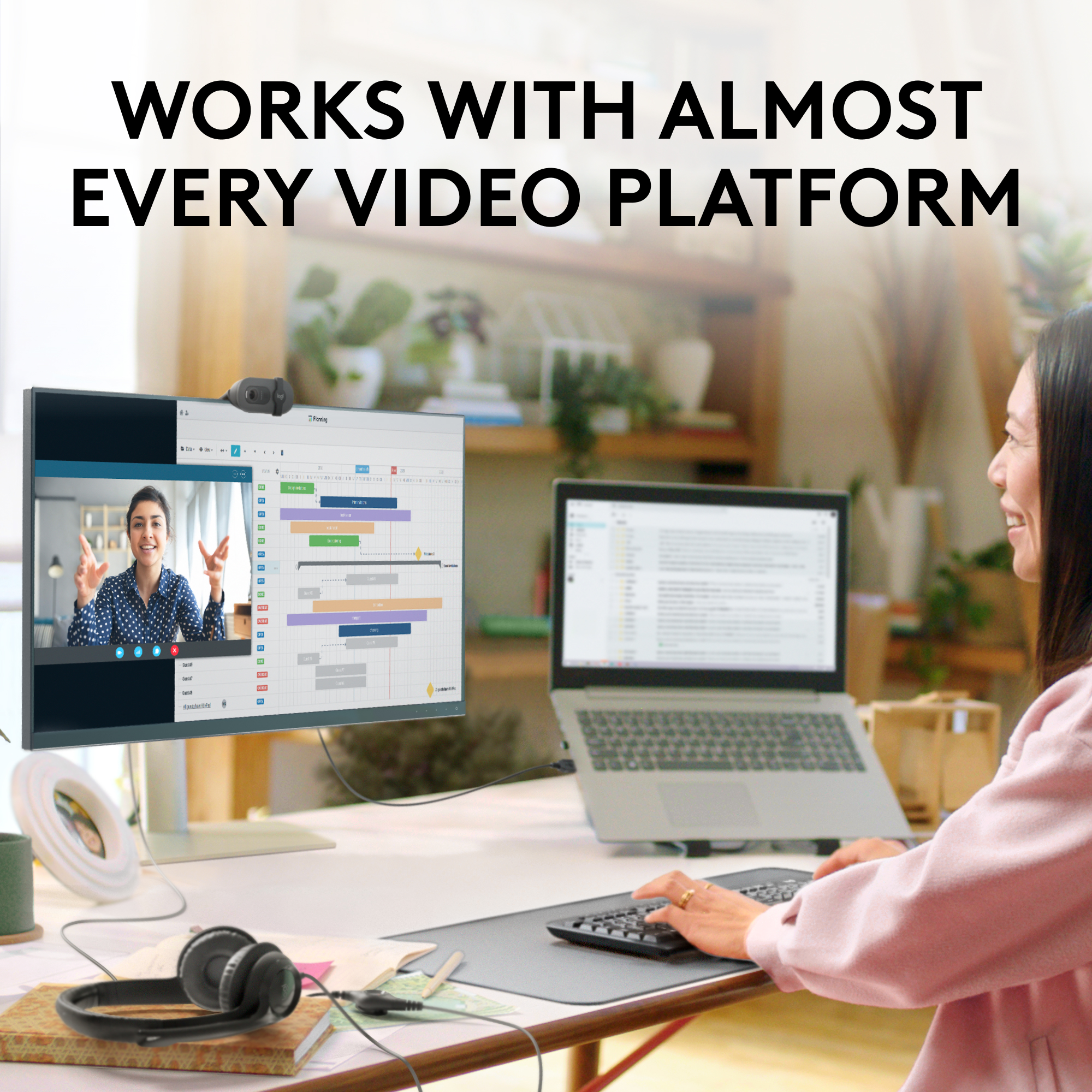 Femme à un bureau, appel vidéo sur un moniteur, ordinateur portable ouvert. Texte: Fonctionne avec presque toutes les plateformes vidéo.