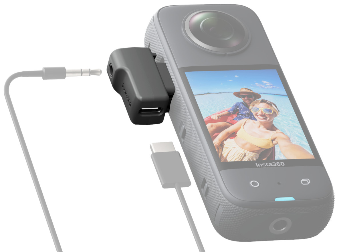Een 360-gradencamera met een microfoonadapter en een aangesloten USB-C-kabel.