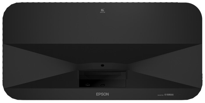 Czarny projektor z markami Epson i Yamaha. Widok z przodu pod kątem.