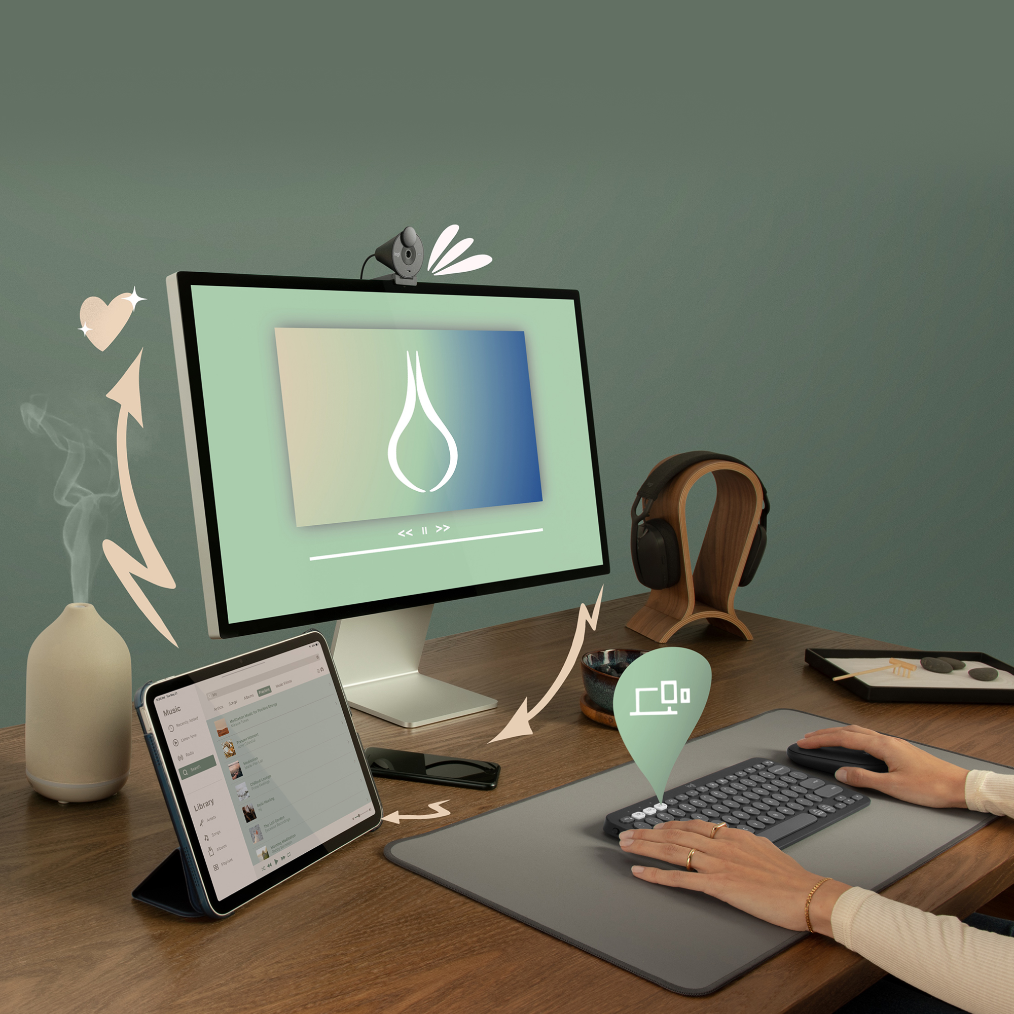 Un'impostazione del computer con un monitor, un tablet, una tastiera e un diffusore.