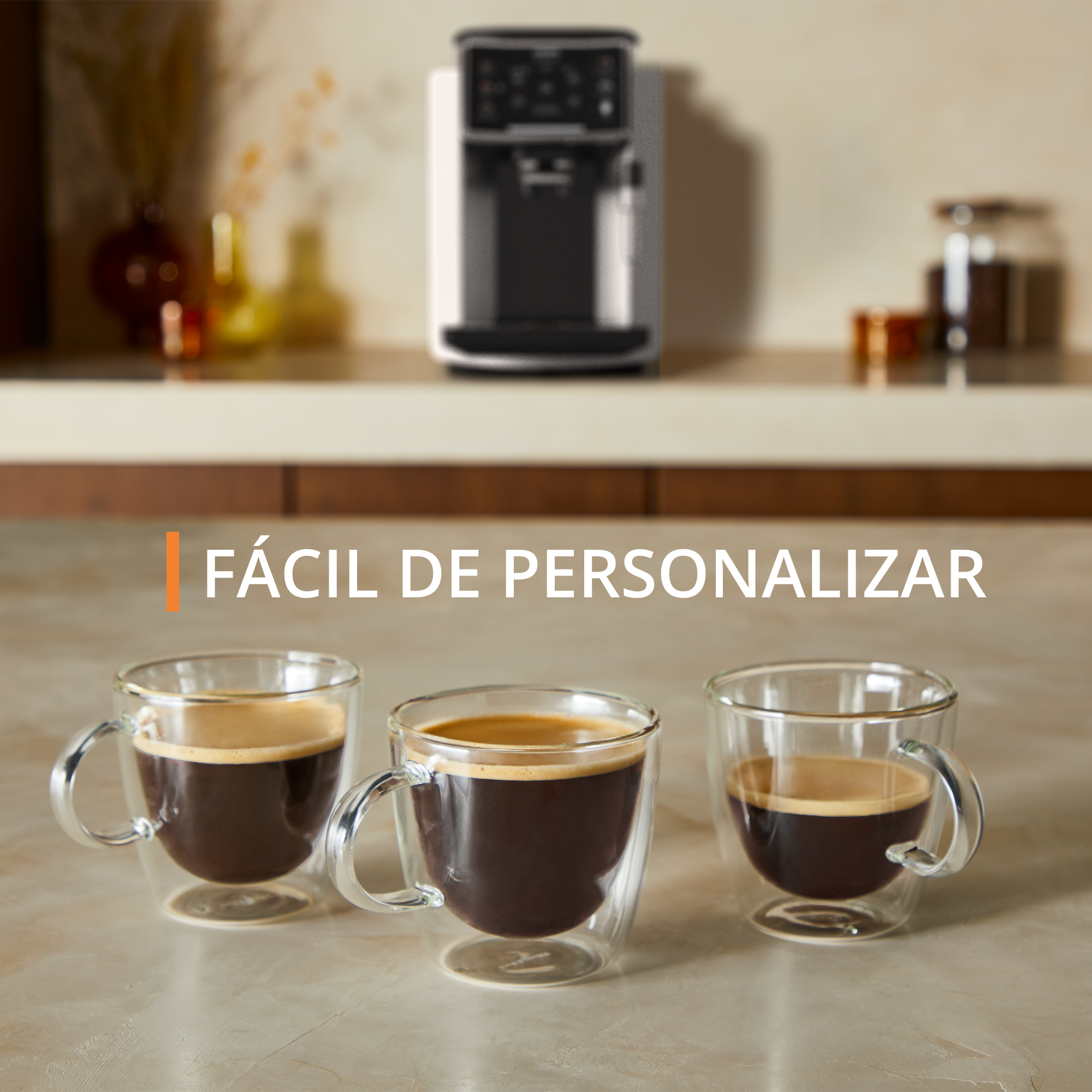 Tres tazas de café con el texto 'FÁCIL DE PERSONALIZAR'.