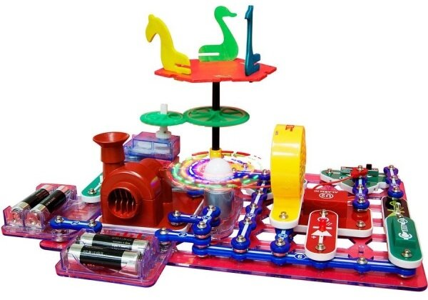 Kolorowa zabawka elektroniczna z obracającymi się światłami, figurkami zwierząt i bateriami.