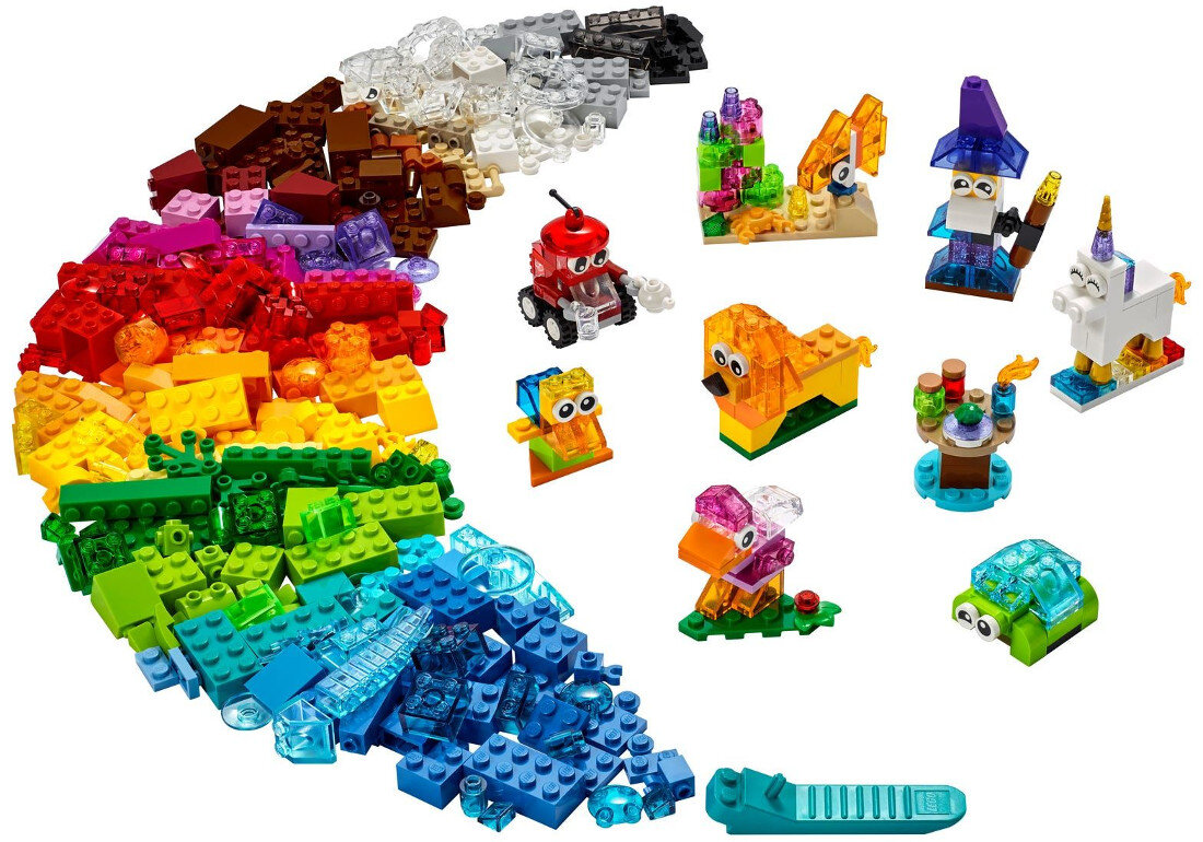 Klocki Lego w różnych kolorach, ze złożonymi figurkami zwierząt i innych przedmiotów.