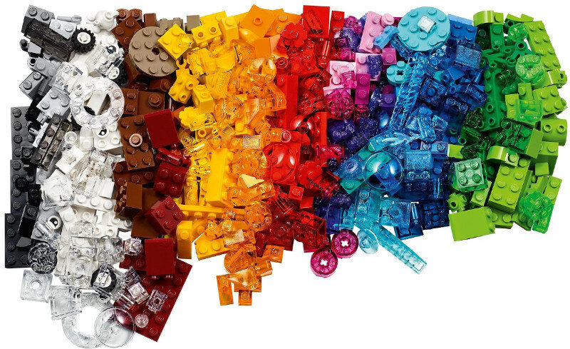 Kolorowa kolekcja klocków Lego ułożonych w gradient tęczy, od czerwonego do zielonego, na białym tle.