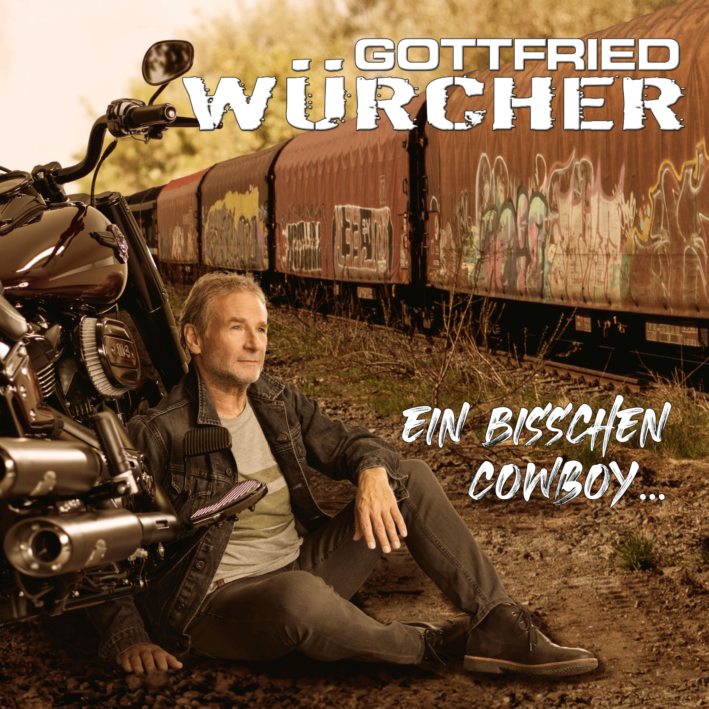 Mann sitzt an einem Motorrad und einem Zug. Albumcover von Gottfried Würcher, 'Ein Bisschen Cowboy...'