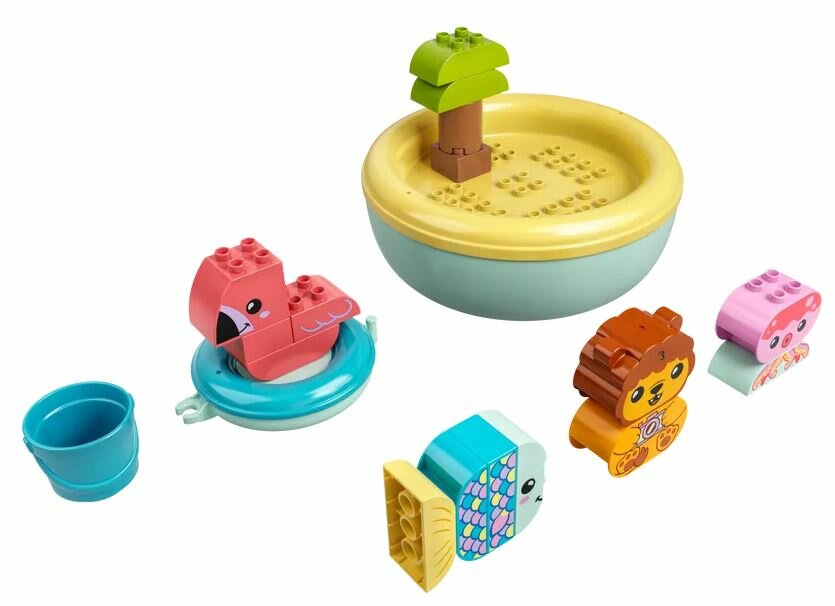 Zestaw Lego Duplo z flamingiem na pontonie, lwem, rybą i wiadrem w okrągłym basenie.