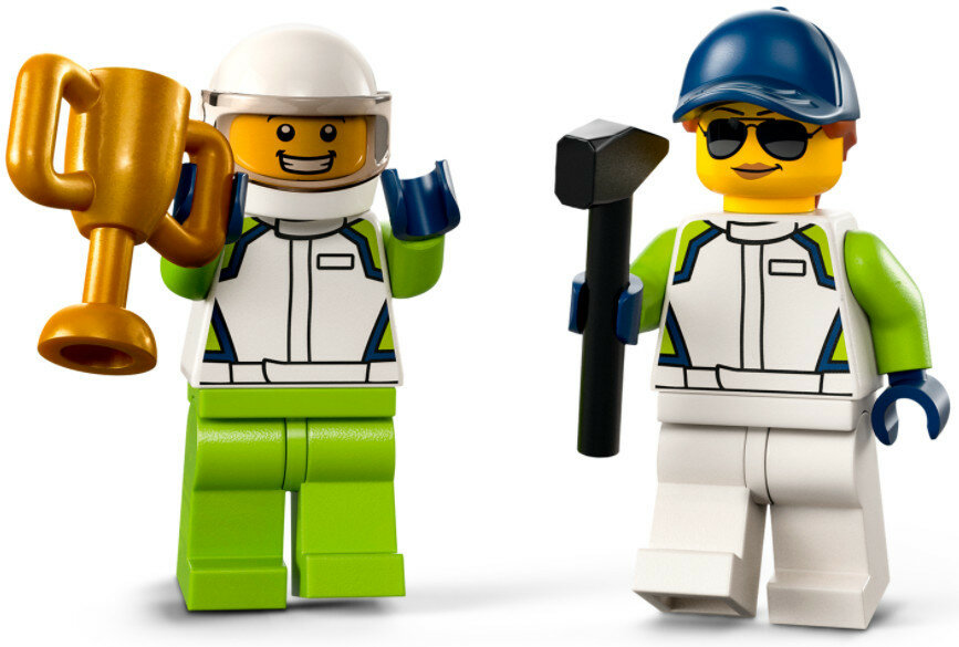 Dwie minifigurki Lego: kierowca z trofeum i mechanik z młotkiem.