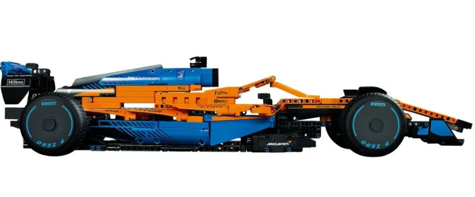 Samochód Formuły 1 Lego w kolorze pomarańczowym i niebieskim z naklejkami sponsorów.