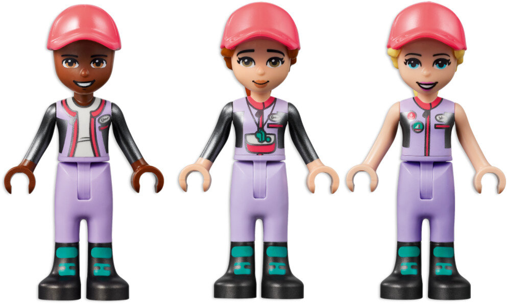 Trzy figurki Lego przedstawiające kobiety w różowych czapkach i mundurach, stojące obok siebie, uśmiechające się.