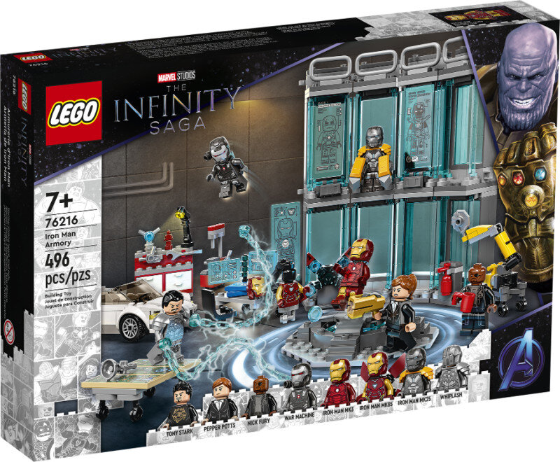 Pudełko z zestawem Lego z figurkami Iron Mana w zbrojowni. Wyświetlane są różne kostiumy Iron Mana.