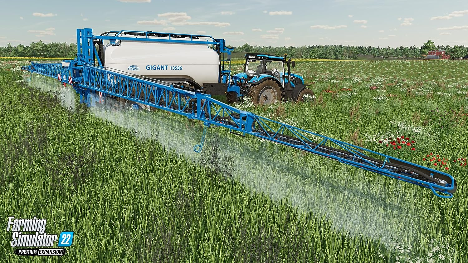 Un tractor azul fumiga cultivos. Un pulverizador está adjunto. Hierba verde y árboles al fondo.