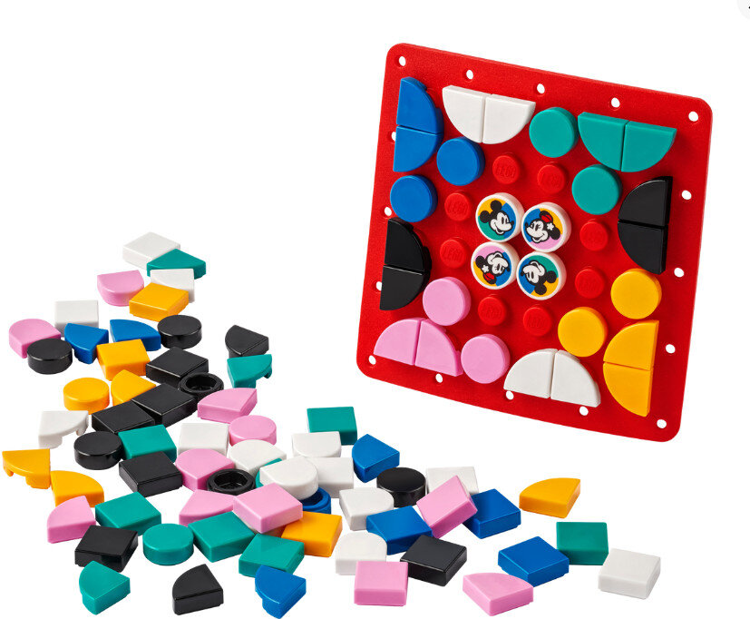 Zestaw Lego na białej powierzchni z kolorowymi kształtami i ikonami Myszki Miki. Kilka elementów rozrzuconych.