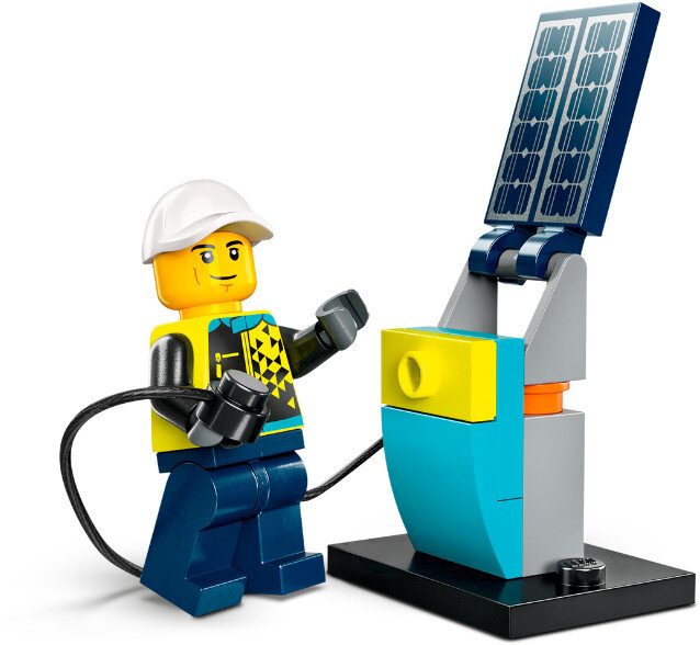 Figurka Lego z panelem słonecznym i stacją ładowania. Białe tło.