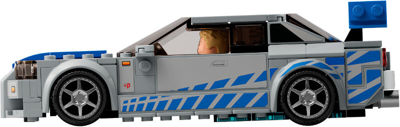 Model samochodu Lego, szary i niebieski, z kierowcą widocznym przez okno.