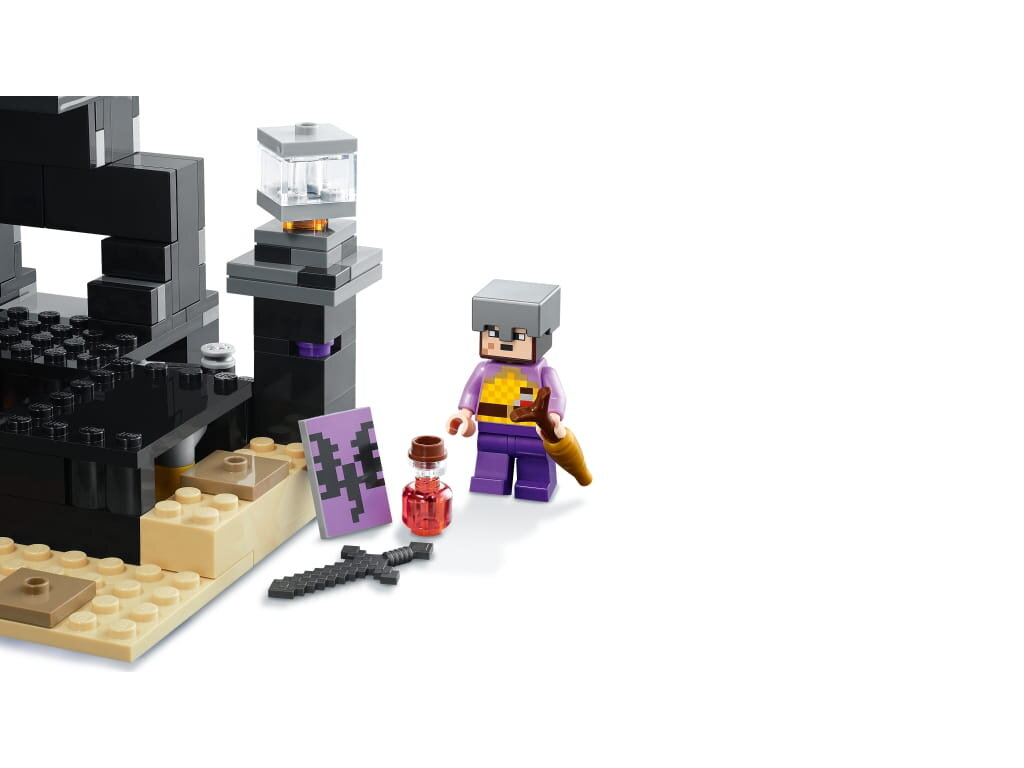 Scena Lego Minecraft: Minifigurka z mieczem stoi przed konstrukcją.