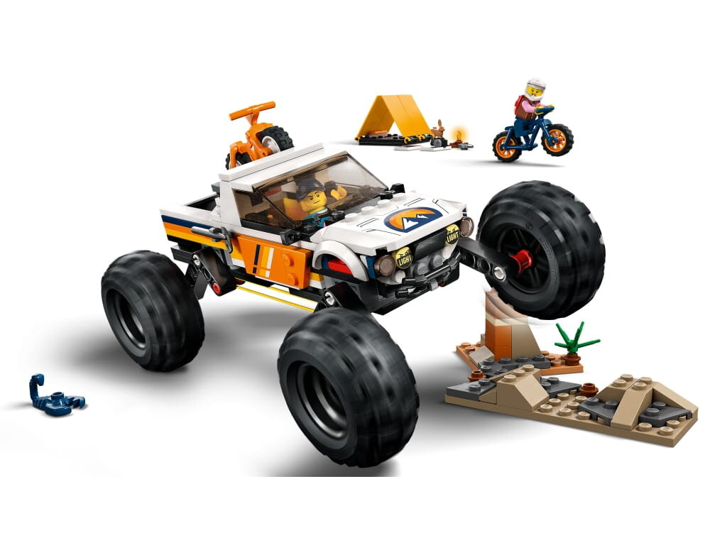 Zestaw zabawek Lego City z ciężarówką, figurkami i motocyklem na białym tle.