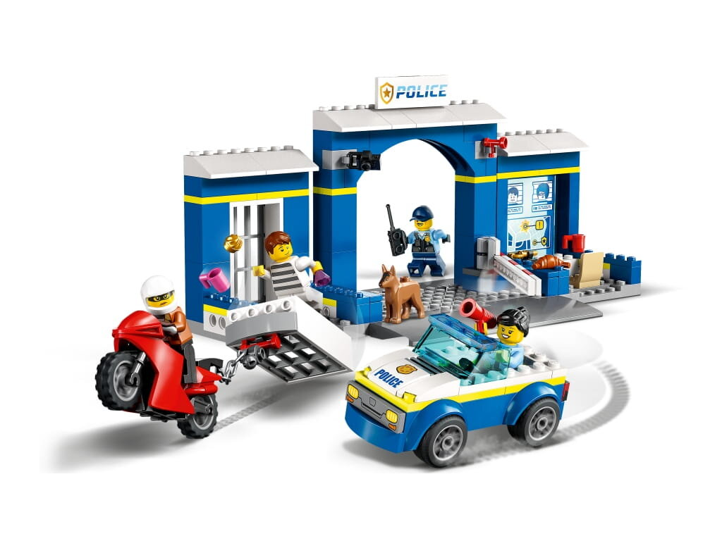 Scena posterunku policji Lego z figurkami, radiowozem, motocyklem. Więzienie.