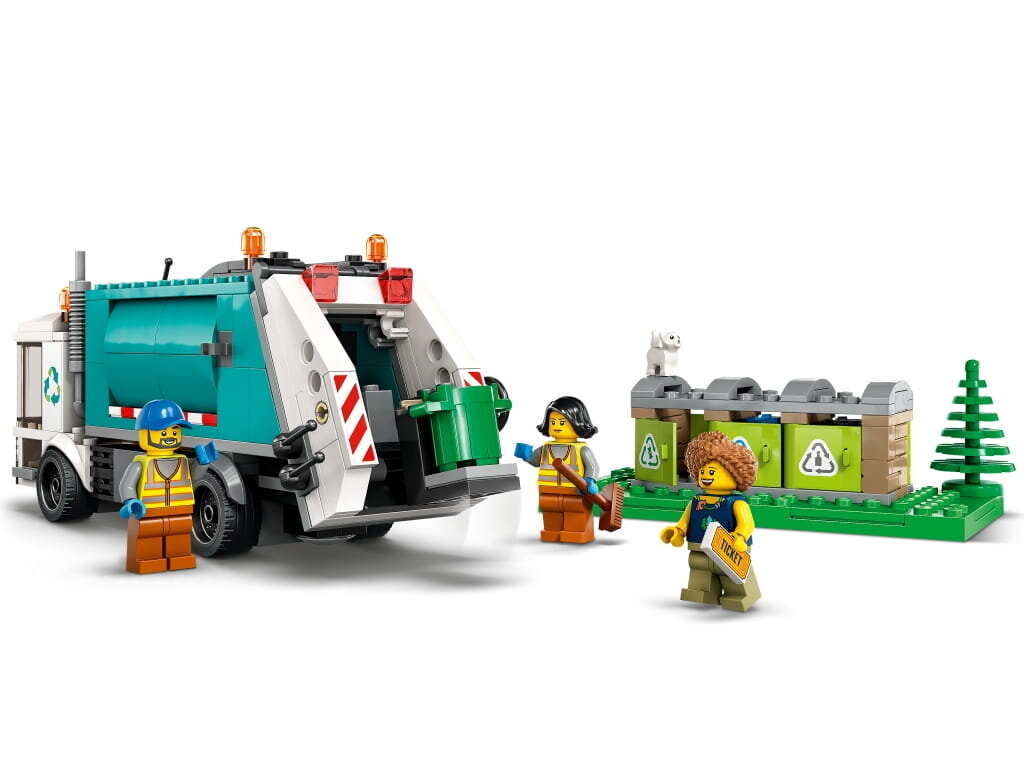 Śmieciarka Lego City z pracownikami. Tło: kosze na śmieci i teren zielony.