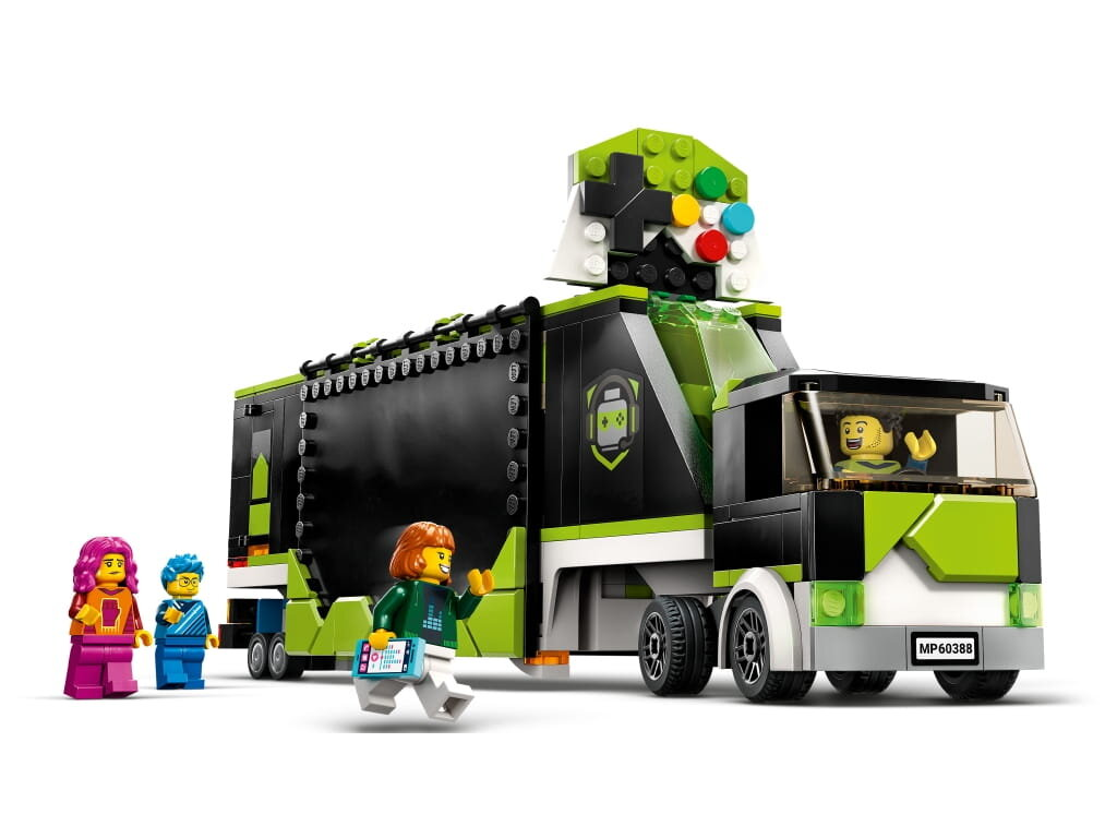 Czarno-zielona ciężarówka LEGO z trzema minifigurkami.