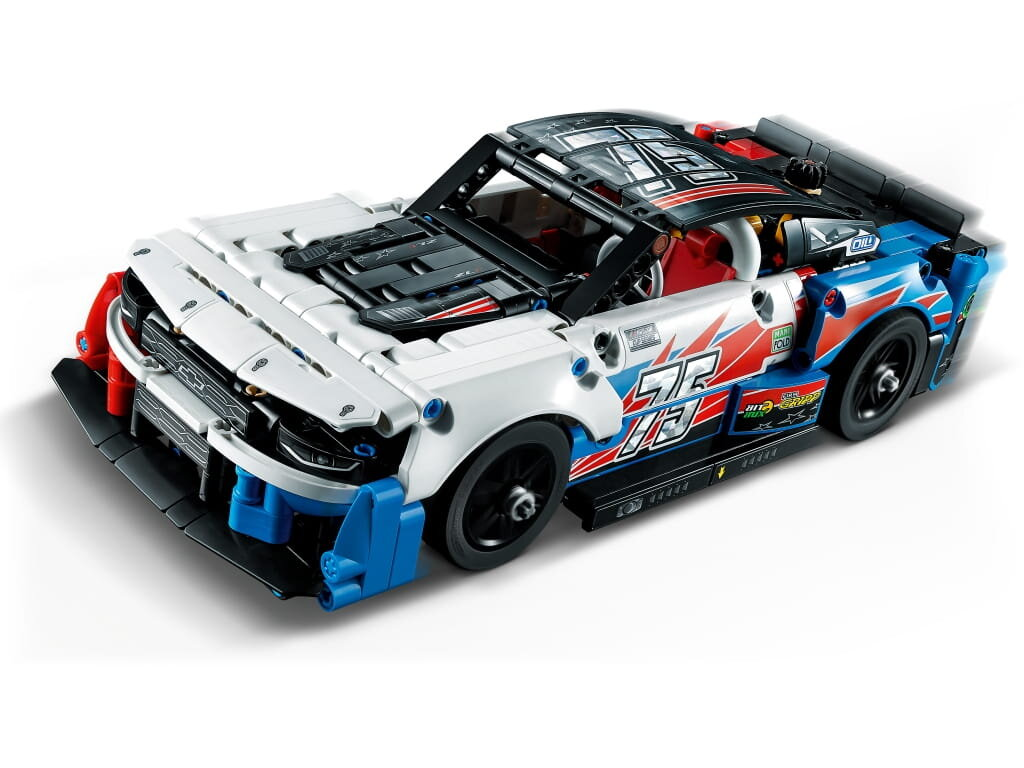 Zabawkowy samochód wyścigowy z klocków Lego, ze szczegółami wyścigowymi.