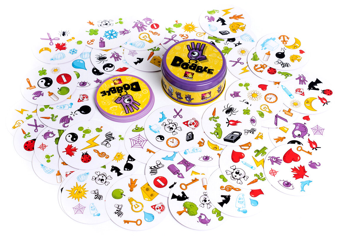 Podwójny zestaw gier z wieloma okrągłymi kartami i puszką.