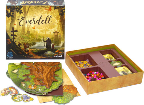 Pudełko i zawartość gry planszowej Everdell, w tym plansza, karty i żetony.